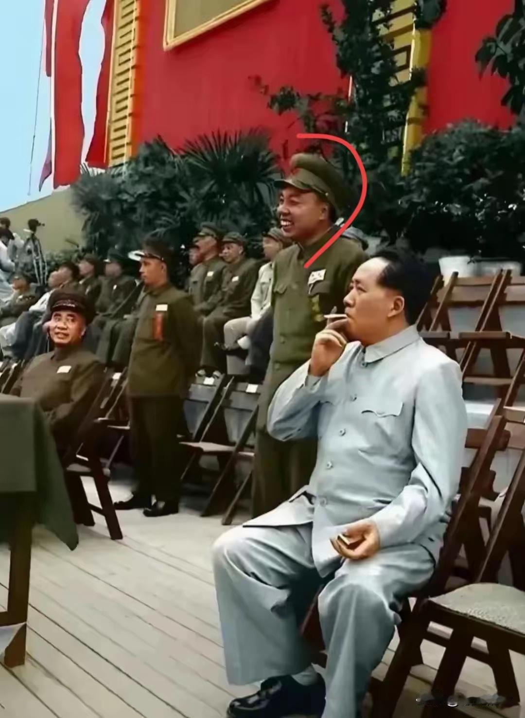 看到这张照片
站在伟人身边的这位是谁啊
和伟人相聊甚欢
看旁边的彭大将军一脸的羡