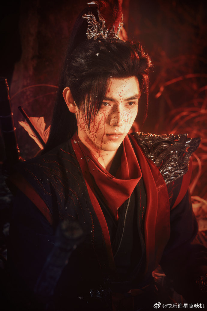 陈飞宇白日提灯新郎官造型 一身正红婚服挺拔如松，眉眼清隽少年气拉满，既有少年将军