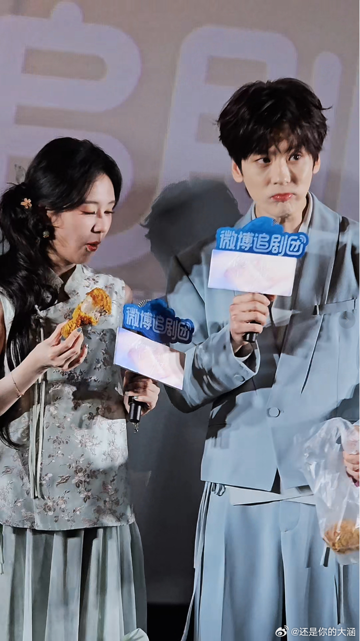 郑合惠子喂魏哲鸣吃鸡腿 刚刷到这段直接在宿舍尖叫！室友以为我疯了，可谁看了魏哲鸣