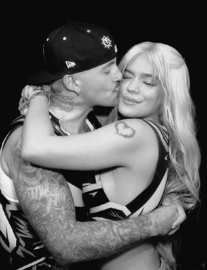 KarolG分手KarolG和男友分手 据TMZ，Karol G 和男友Feid