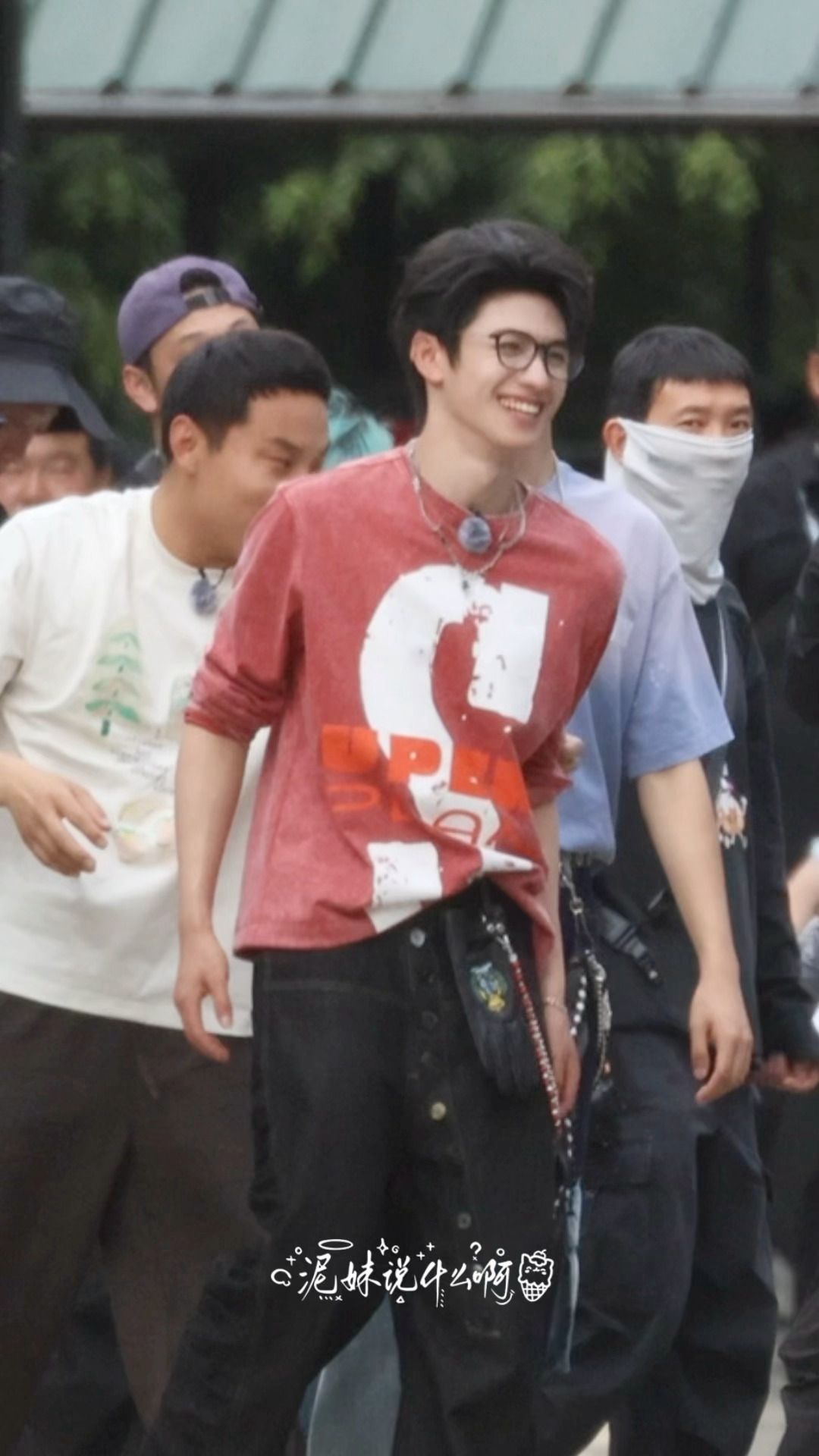 这简直一模一样啊！！！朱志鑫唱她的睫毛