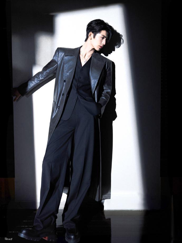 张凌赫 daddy级别张凌赫担得起daddy级别！他哪怕只是安静站着，都自带一种