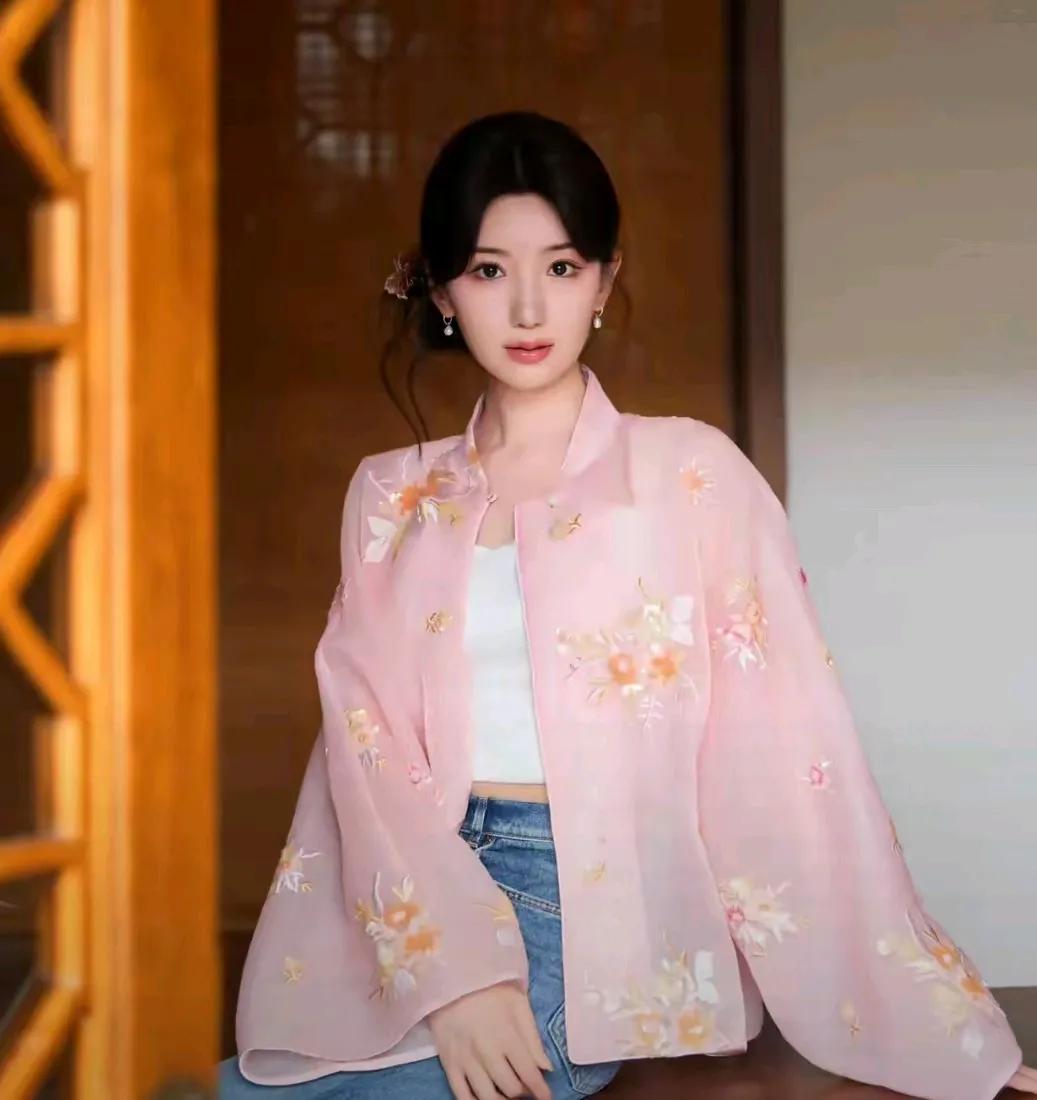 中秋月圆，本是团圆的时刻，却成了小杨心中的一丝忧虑。她知道，这次回家，等待她的不