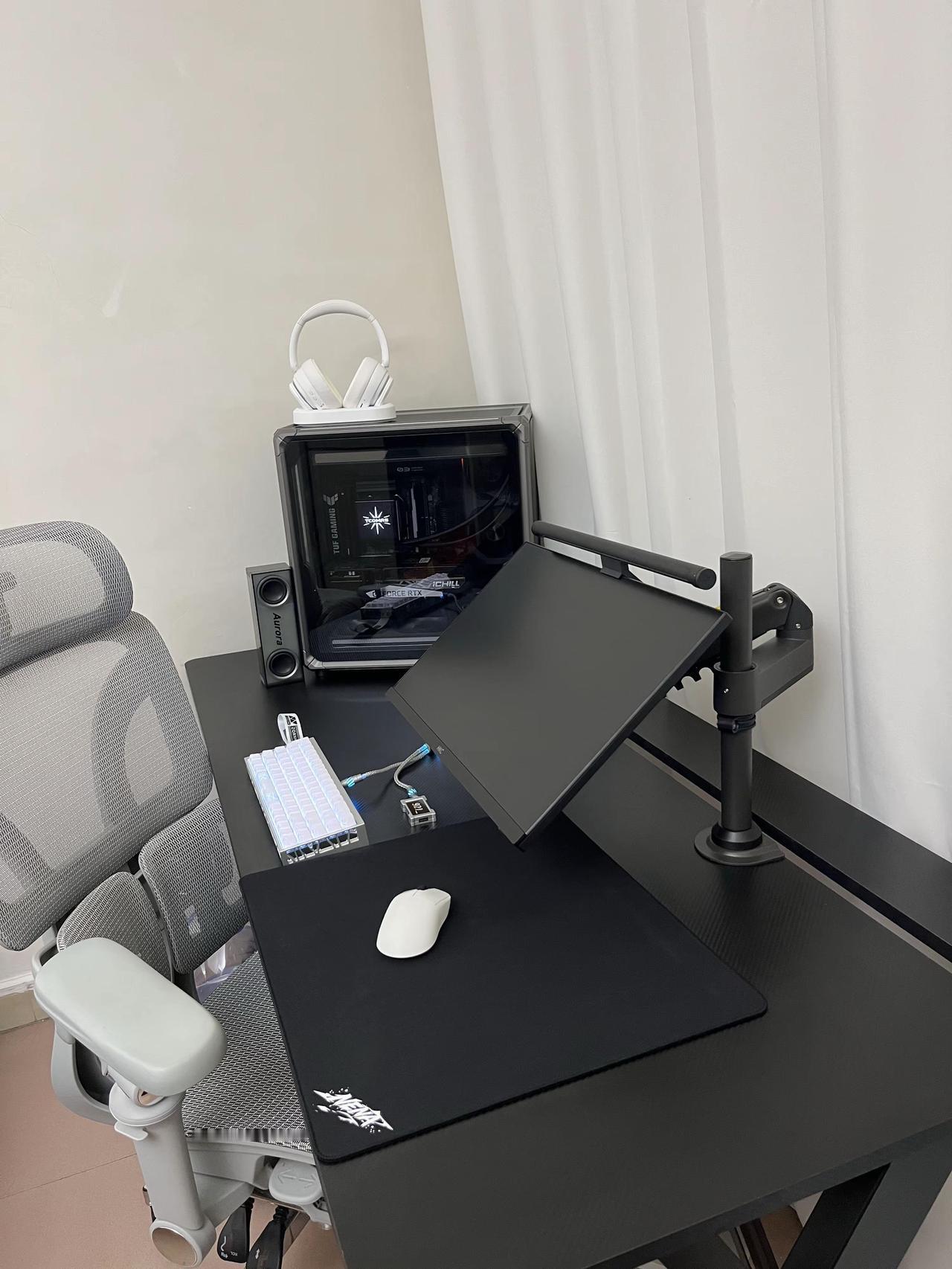 用你三个月时间换这样的桌面愿意吗.（纯黑海景房左滑配置表）电脑桌面 桌搭