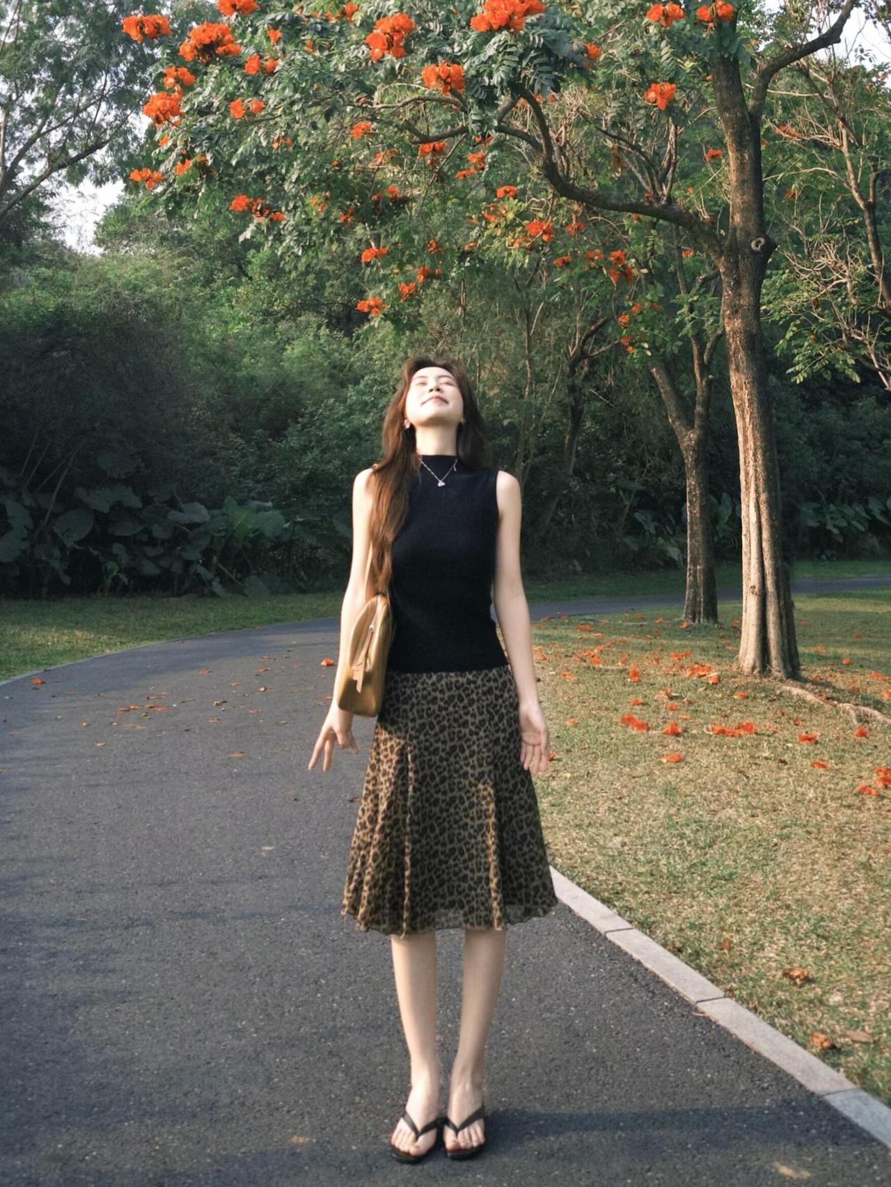 阳光洒在身上，温暖又治愈，保持少女感，保持可爱，不被情绪裹挟，不被琐事困扰，做个