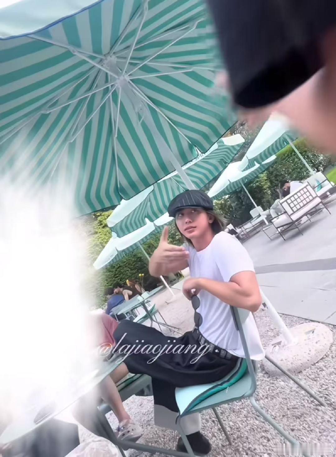 偶遇蔡徐坤并且握到了手偶遇蔡徐坤并且握到了手！蔡徐坤竟然主动和我握手