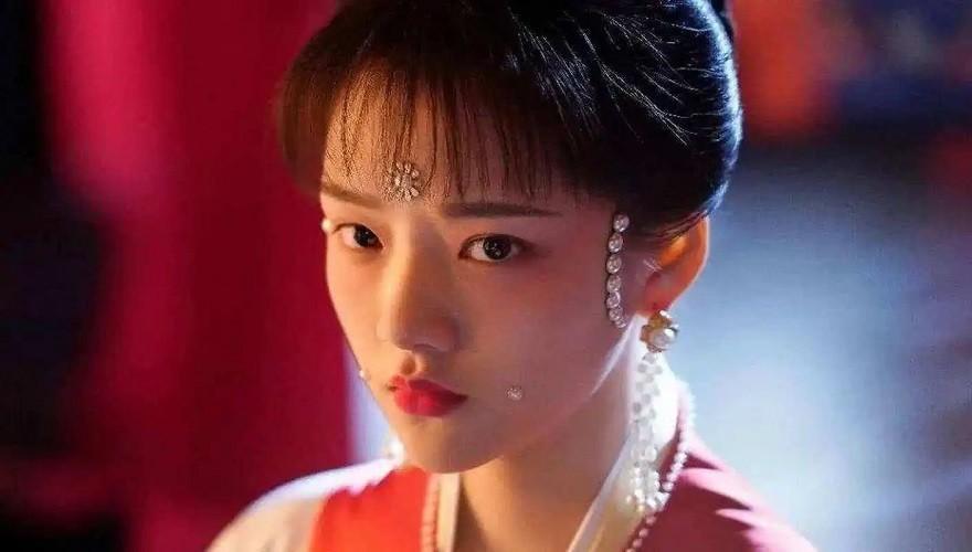 1070年，福康公主躺在病床上奄奄一息，她的被子爬满了虱子，脸也因为取炭火而烧伤