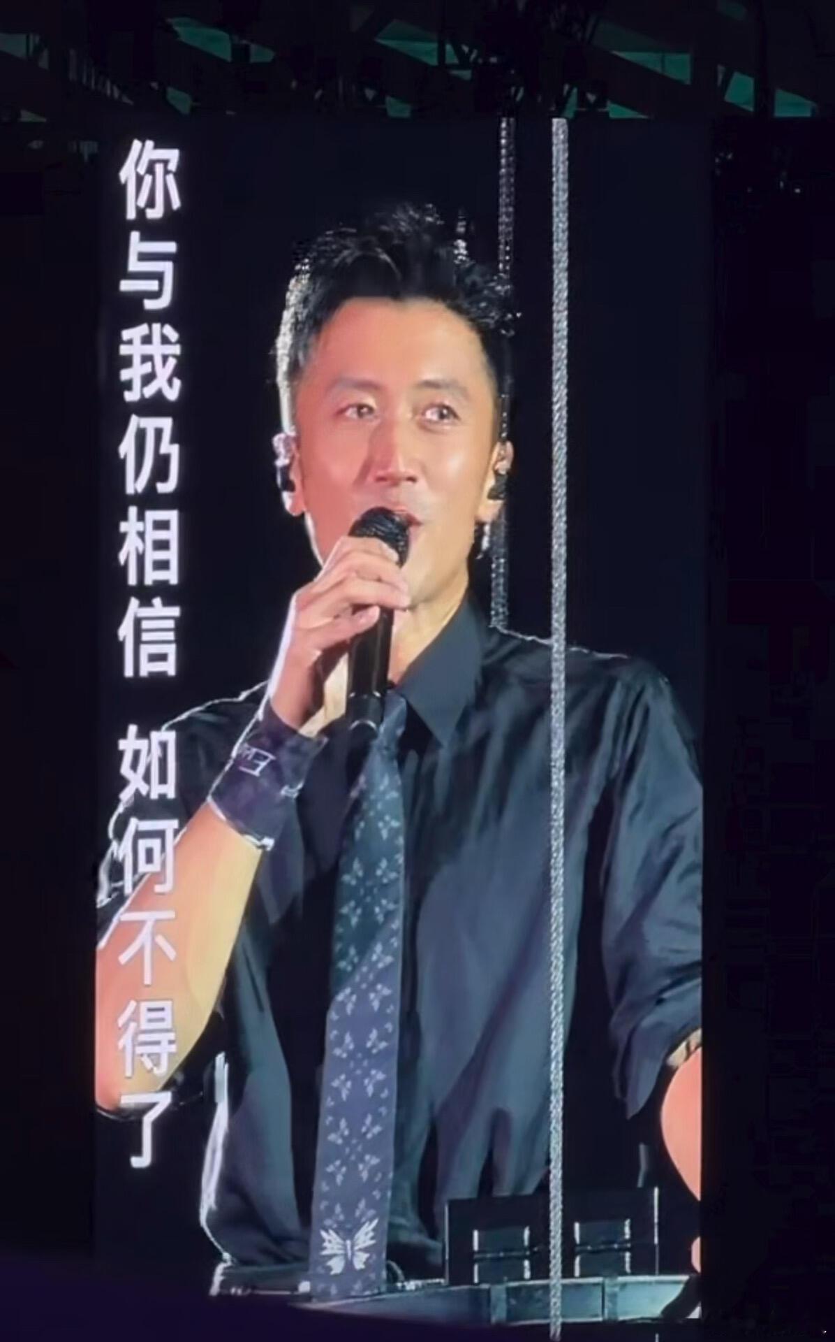 谢霆锋演唱会哽咽 硬汉从不轻易流露脆弱，可这场演唱会他数次红了眼眶，唱到心底处忍