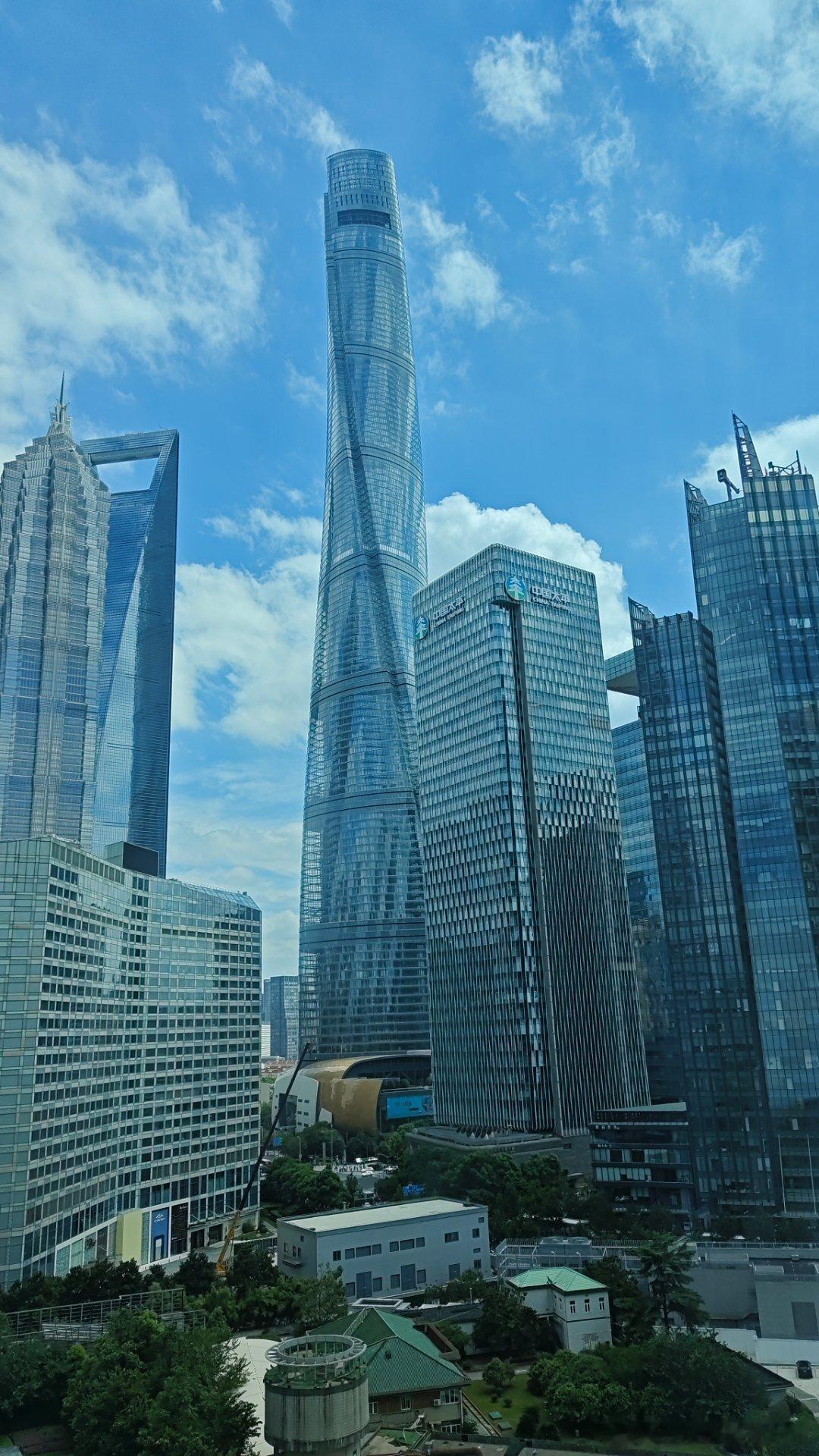一觉醒来发现自己住在了大楼群里。 ​​​