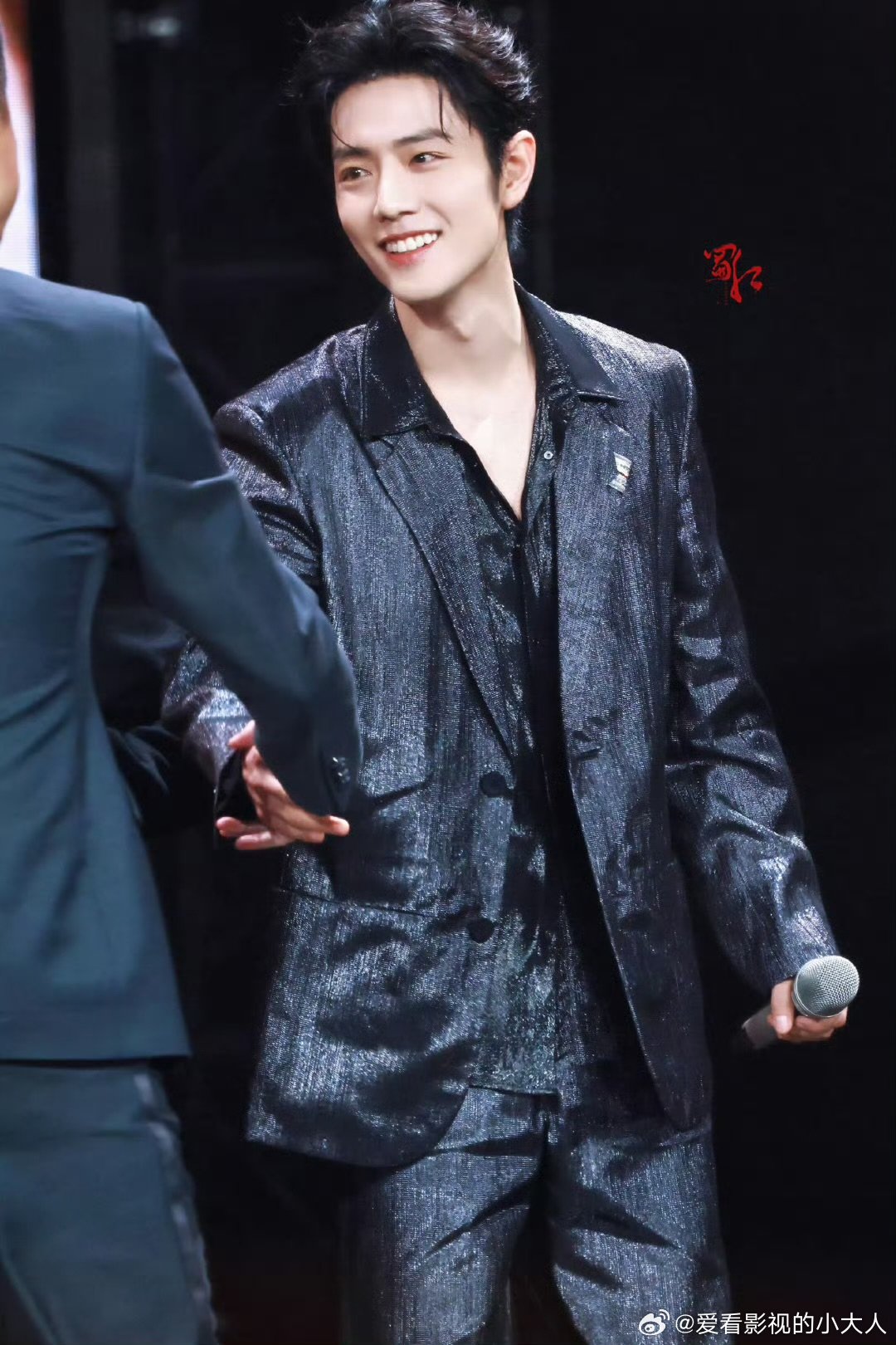 肖战拿奖的第一件事先向着观众鞠躬肖战拿奖后先向观众鞠躬肖战拿奖的第一件事先向着观