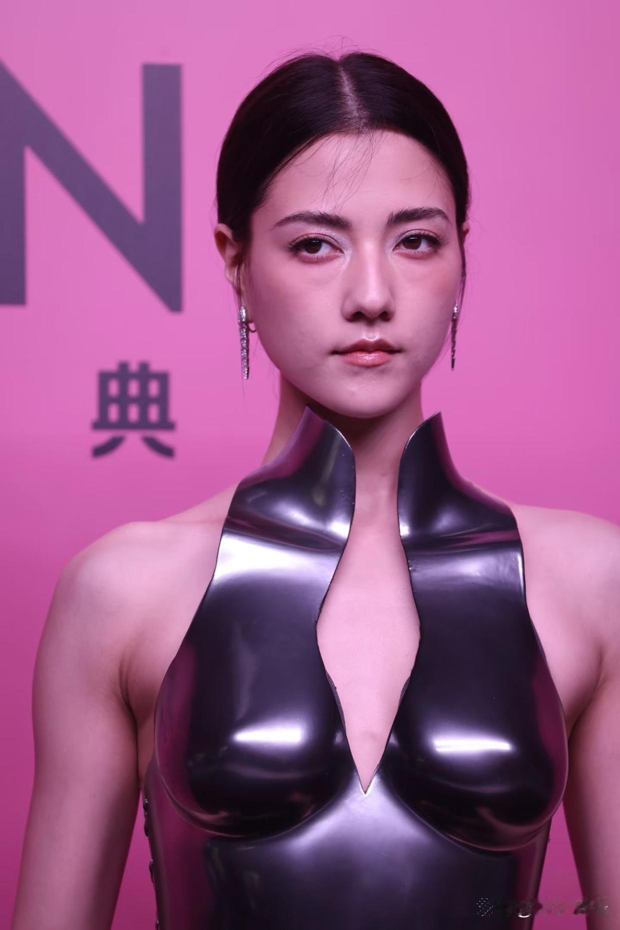 这衣服走起路来会磕到下巴不？ 