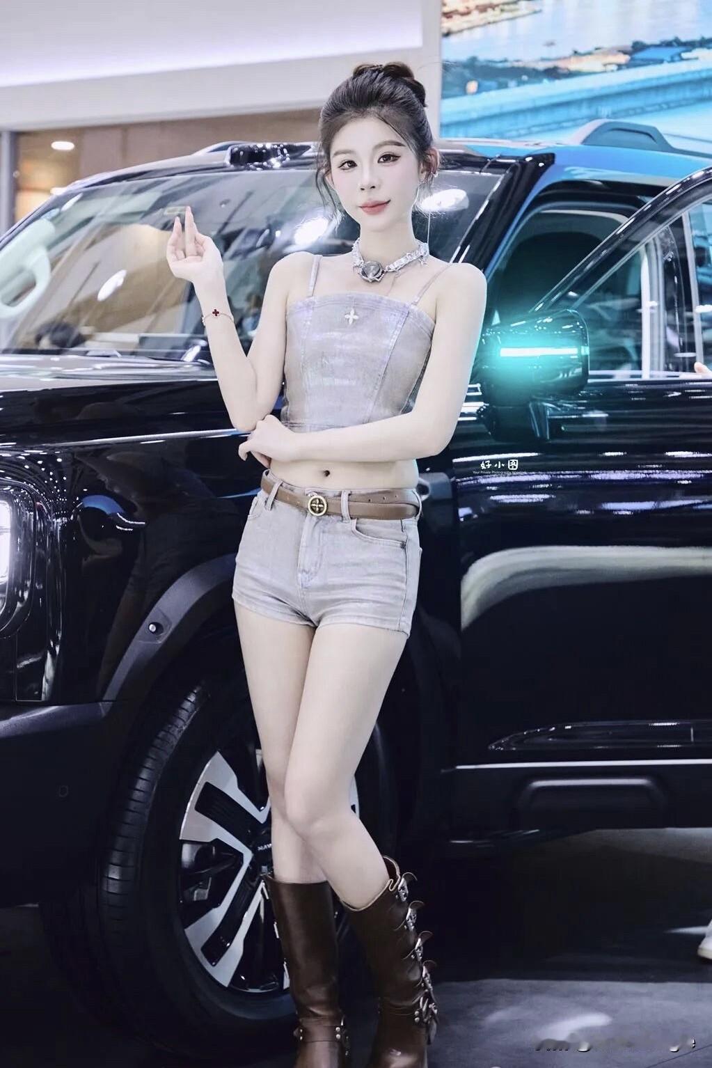 车如流水马如龙，美人如玉立春风。