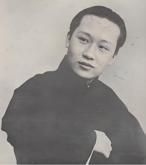 1918年，京剧大师荀慧生娶妻，入洞房后，迫不及待将新娘抱床上。不料，红盖头一掀