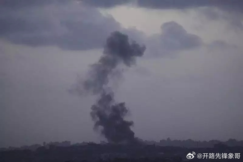 以色列军队当地时间15日凌晨空袭加沙地带南部汗尤尼斯的8处房屋，造成23人死亡，
