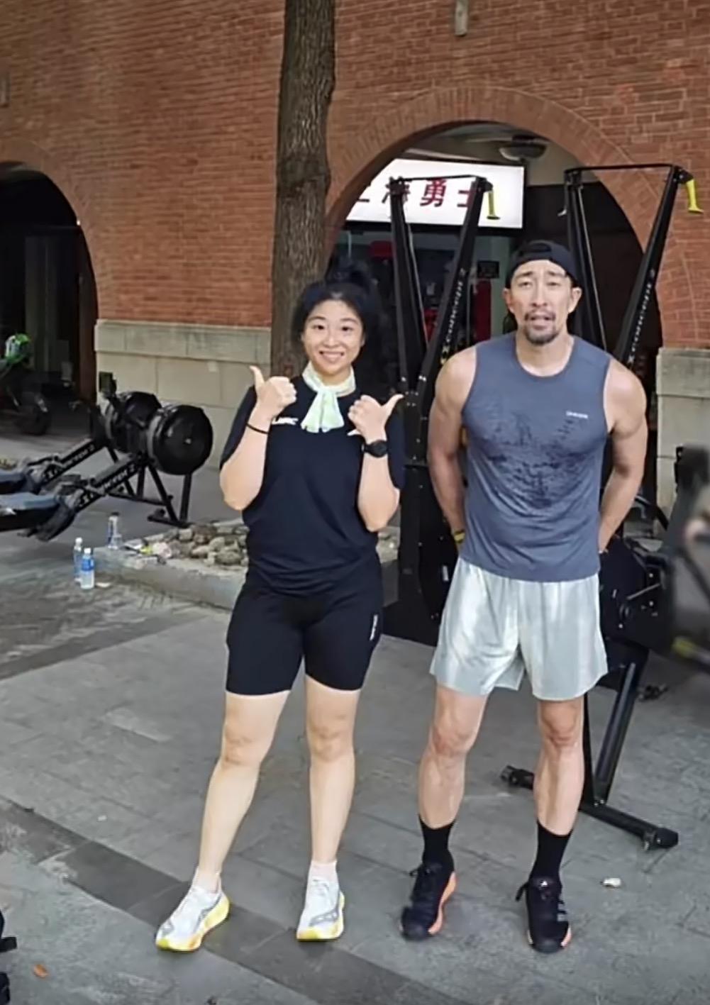 王千源54了，上海街头被拍到健身，好家伙，那身板不像奔五的人，倒像刚从健身房广告