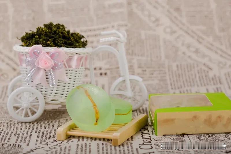 Love is soap，爱就像一块香皂。它看着普通，安安静静躺在那里，却能洗去