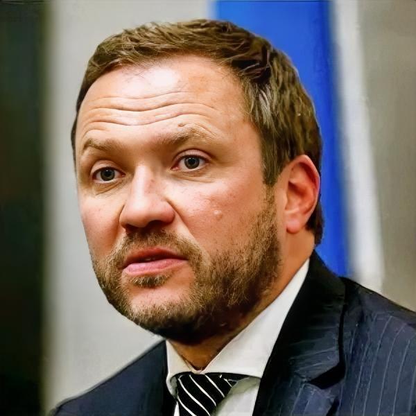 这个国土面积4.5万平方公里，人口136万多的“大国”，要求我们必须在它与俄罗斯