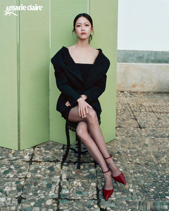 向涵之让成长发生在路途本身，坚持不急于被定义的选择，在角色的演绎中不断探索自我，