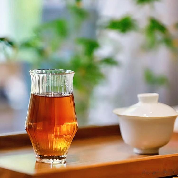 普洱茶要放几年才好喝?

窗外暮色沉了，杯里的茶也凉了。

说来奇怪，茶看着最是