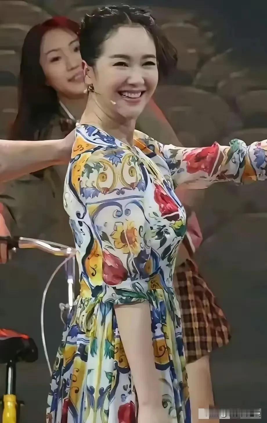 这个状态的左小青真有女人味,看起来也挺美。
微胖的境界，让人大饱眼福。
有人说胖