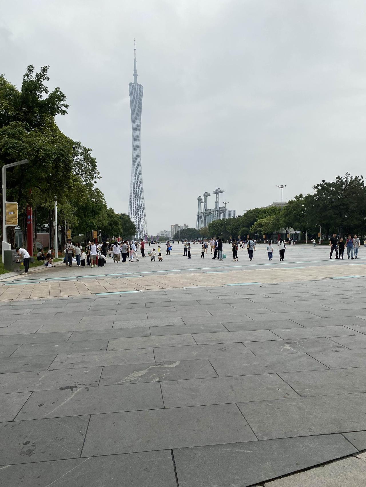 每逢休息日，不少人都喜欢去广州图书馆。来这里不仅为了看书、借书，还为了逛逛花城广