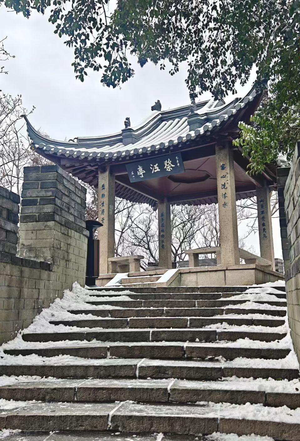 雪落石阶，把古亭衬成水墨画里的留白，檐角翘起的弧度，是冬写给江南的诗行。
✨ 霜