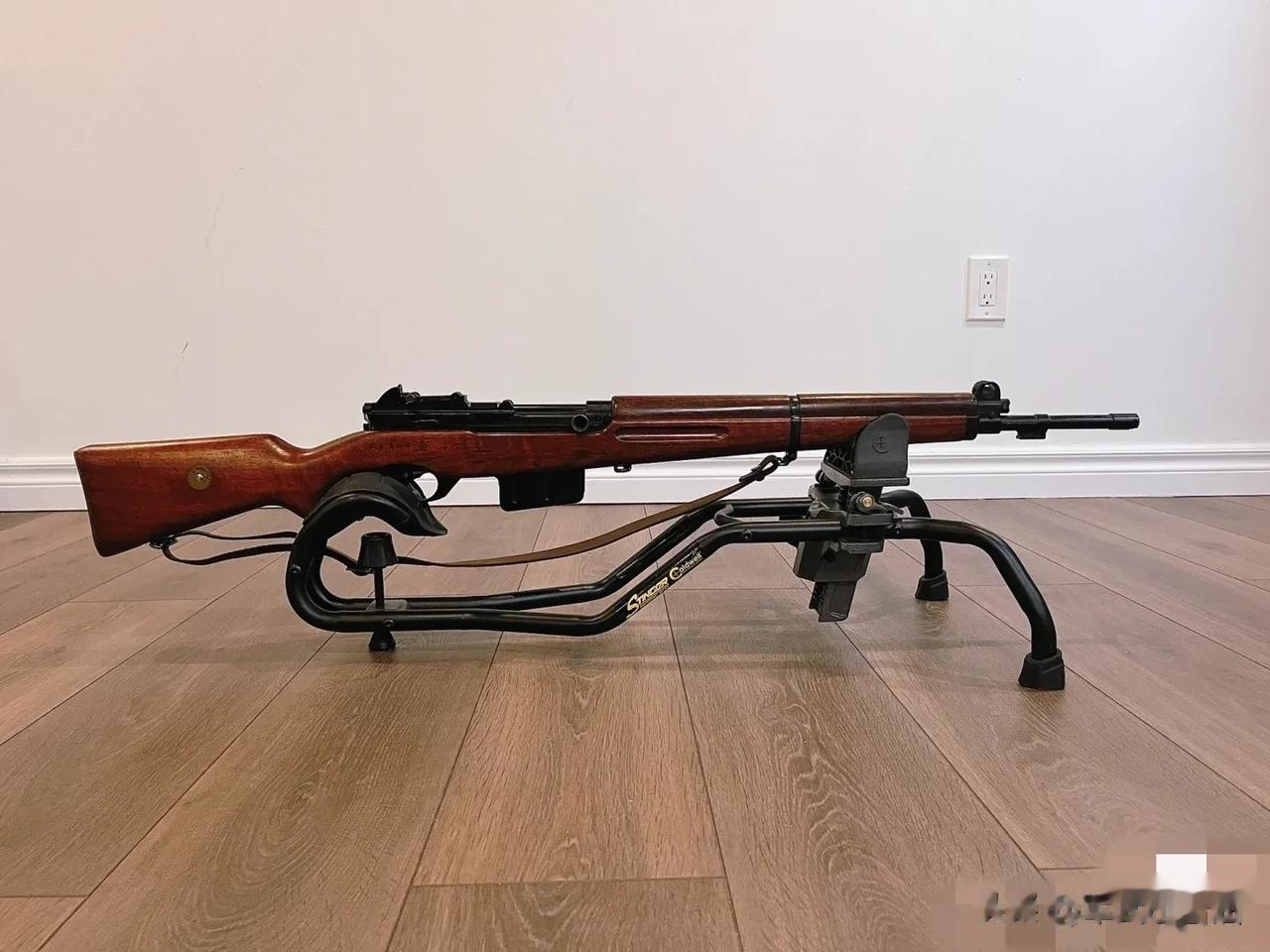  FN-49是比利时Fabrique Saive）研制的一种半自动步枪，导气式操
