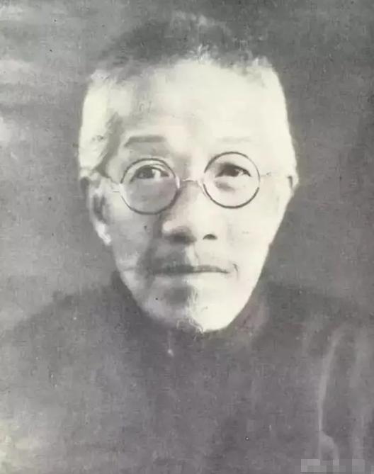 1931年，62岁章太炎穷得连2块钱的烟都买不起。43岁杜月笙掏出1000大洋，