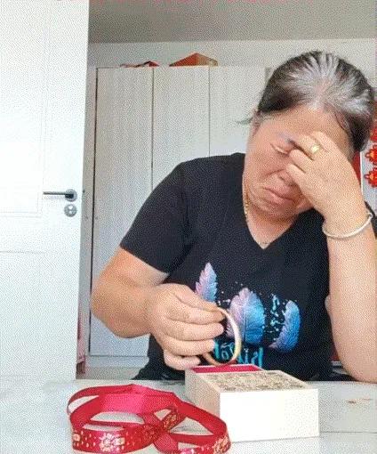 1.76万的手镯，母亲手抖了三次。

她先打儿子肩膀，再盯价签，最后捂嘴大哭。