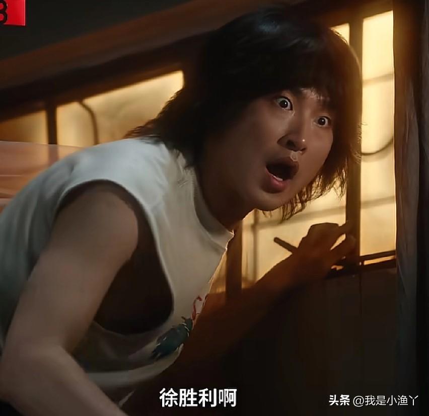 昨晚追《冬去春来》哭惨了！这才是北漂最真实的样子。

徐胜利和庄庄在旅馆门口被抢