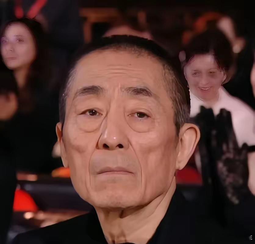 微博之夜从下午1点半一直持续到晚上11点，大家都困得失去了表情管理。张艺谋的眼袋