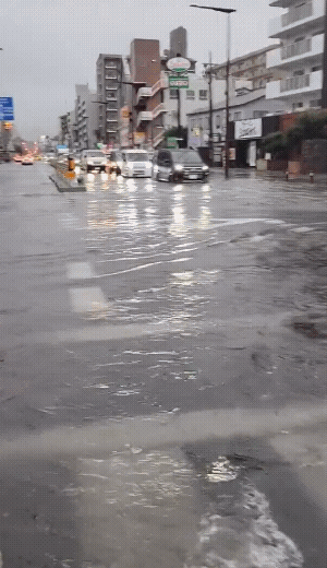 一场大雨让日本这个发达国家现了形！[捂脸]
这是日本大阪的街头，昨天一场大雨直接