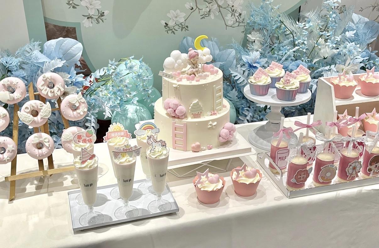 养眼的蛋糕谁能拒绝啊！像八寸草莓裸蛋糕就超养眼，草莓和奶油完美结合，颜值爆表。做