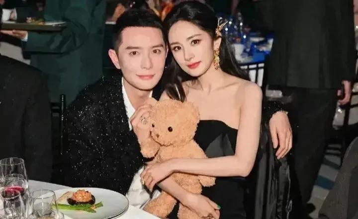 杨幂手中抱着的熊，是从杨天真的裙子上剪下来的，不得不，明星们真会玩，想不到这个也
