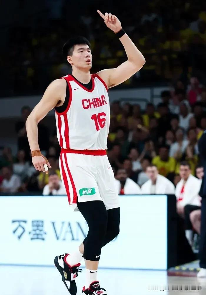 广东男篮真应该感谢国家男篮！在俱乐部郁郁寡欢的焦泊乔在国家男篮王治郅调教下可谓脱