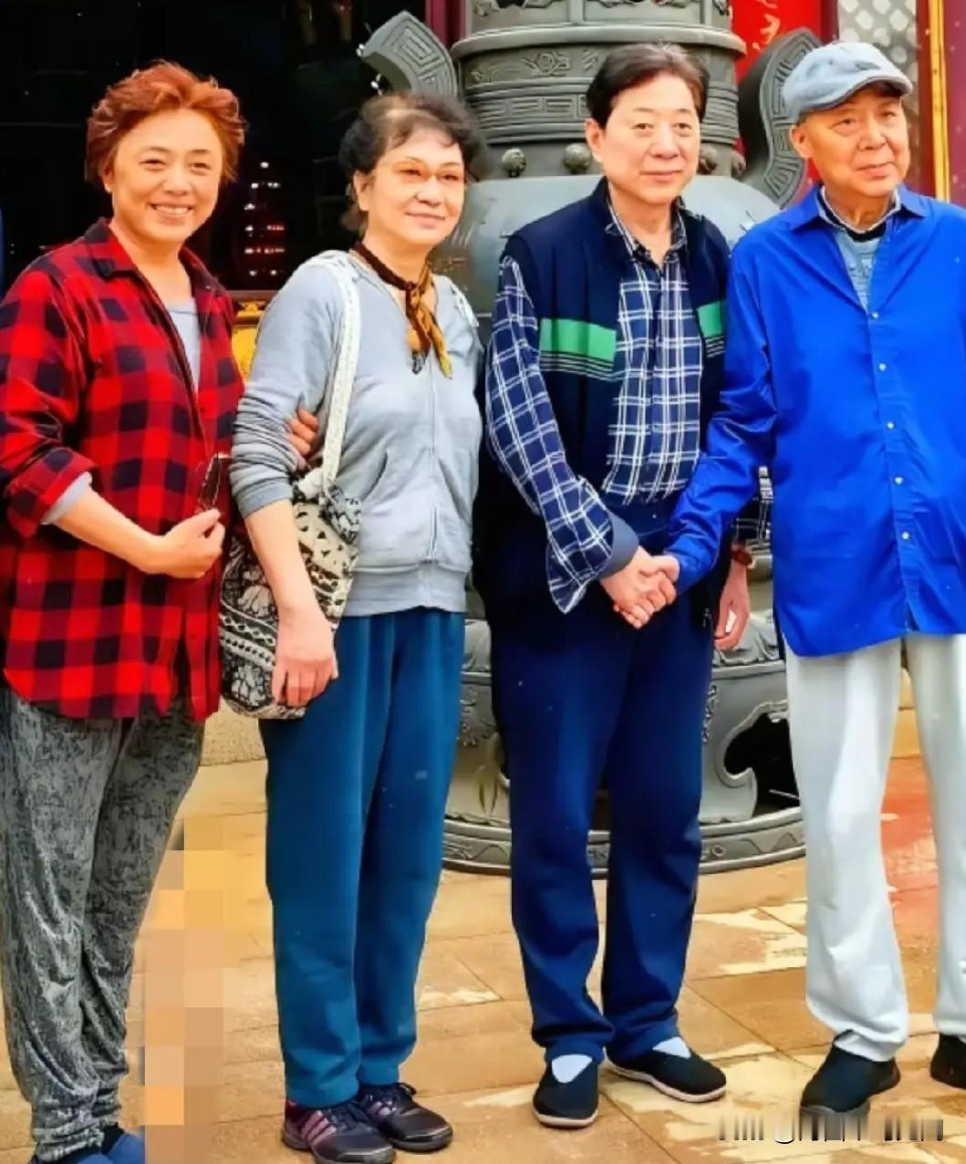 这张合影记录了一段老友相聚的温情时刻。演员常贵田与妻子专程登门探望师胜杰夫妇，四