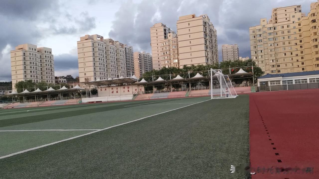 暑假里，学校操场里有许多锻炼身体的老师和孩子，和风习习，傍晚的操场，景色很美！
