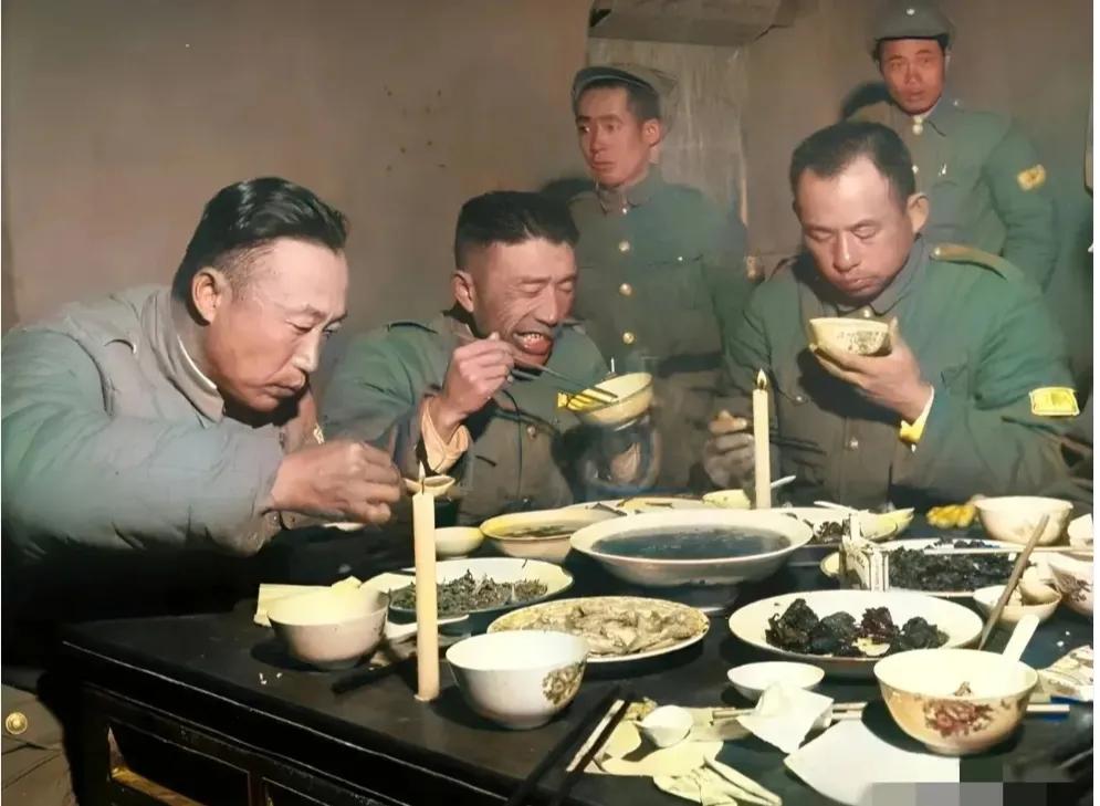 1948年，淮海战役时，正在吃饭的国民党军官，正对镜头的人叫做李弥，陆军中将，是