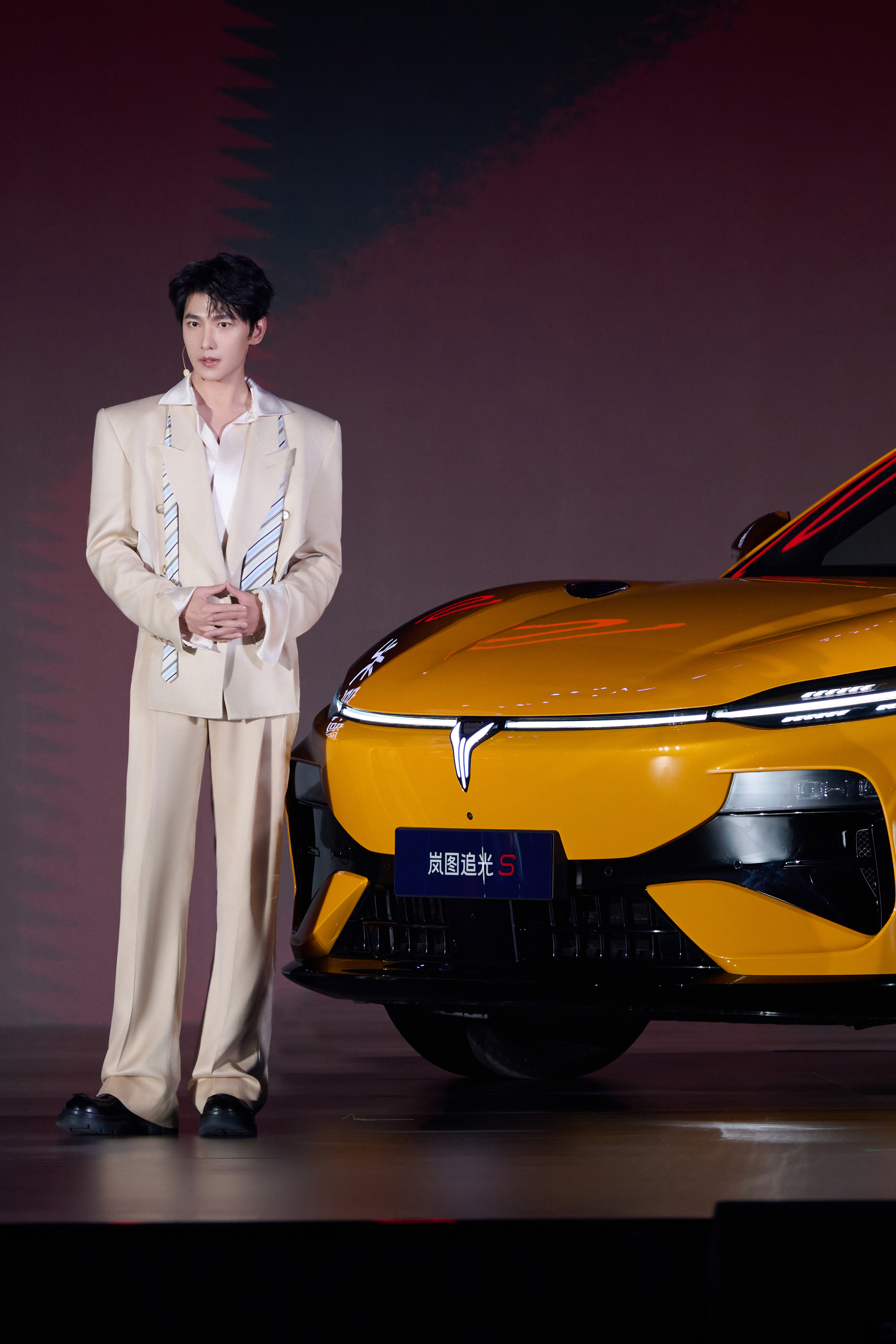杨洋 🏁光影交织，此刻心率已超速。化妆：