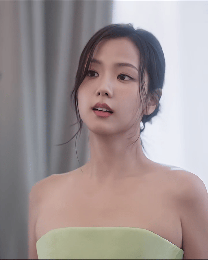 金智秀 迪奥公主网友说热巴没赶上Dior大秀算了，去年巴黎时装周鞋跟断了闹笑话，