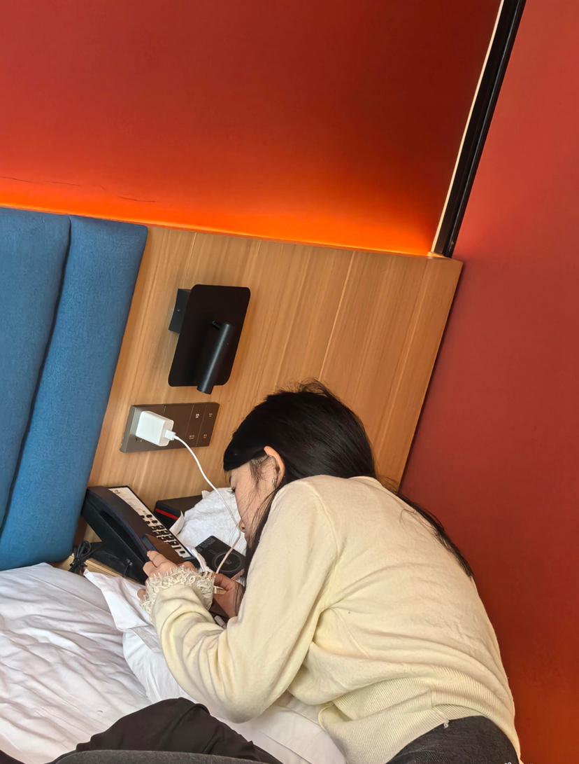 为何玩手机的姿势都一样的？[what][what]