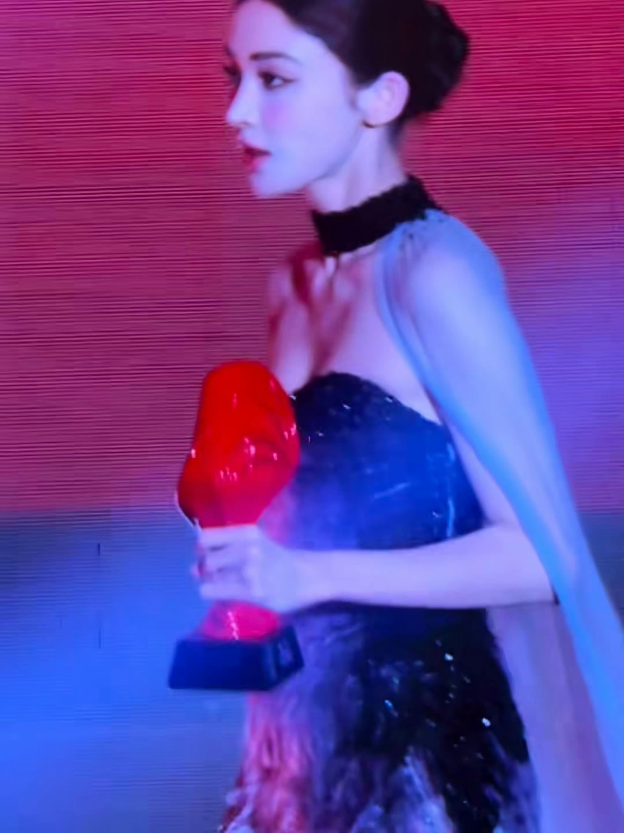 冷调蓝光真的很衬美女 脸上的高光像珍珠的细闪 妆造和打光都很神的一次…. 
