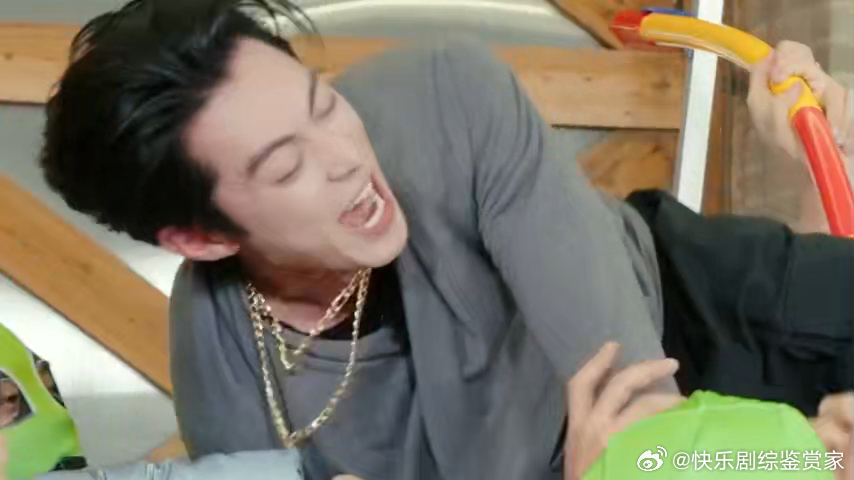 王鹤棣玩一个游戏费一个棣棣 哈哈哈哈哈哈救命啊！！王鹤棣幸福差点在宇闪没了….小