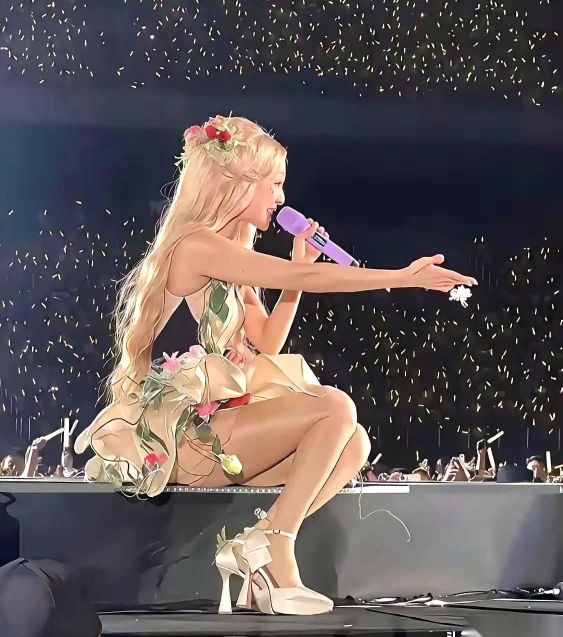 我以前总觉得，花大几千买演唱会前排票的人纯属脑子进水。
直到今晚，那位女明星连睫