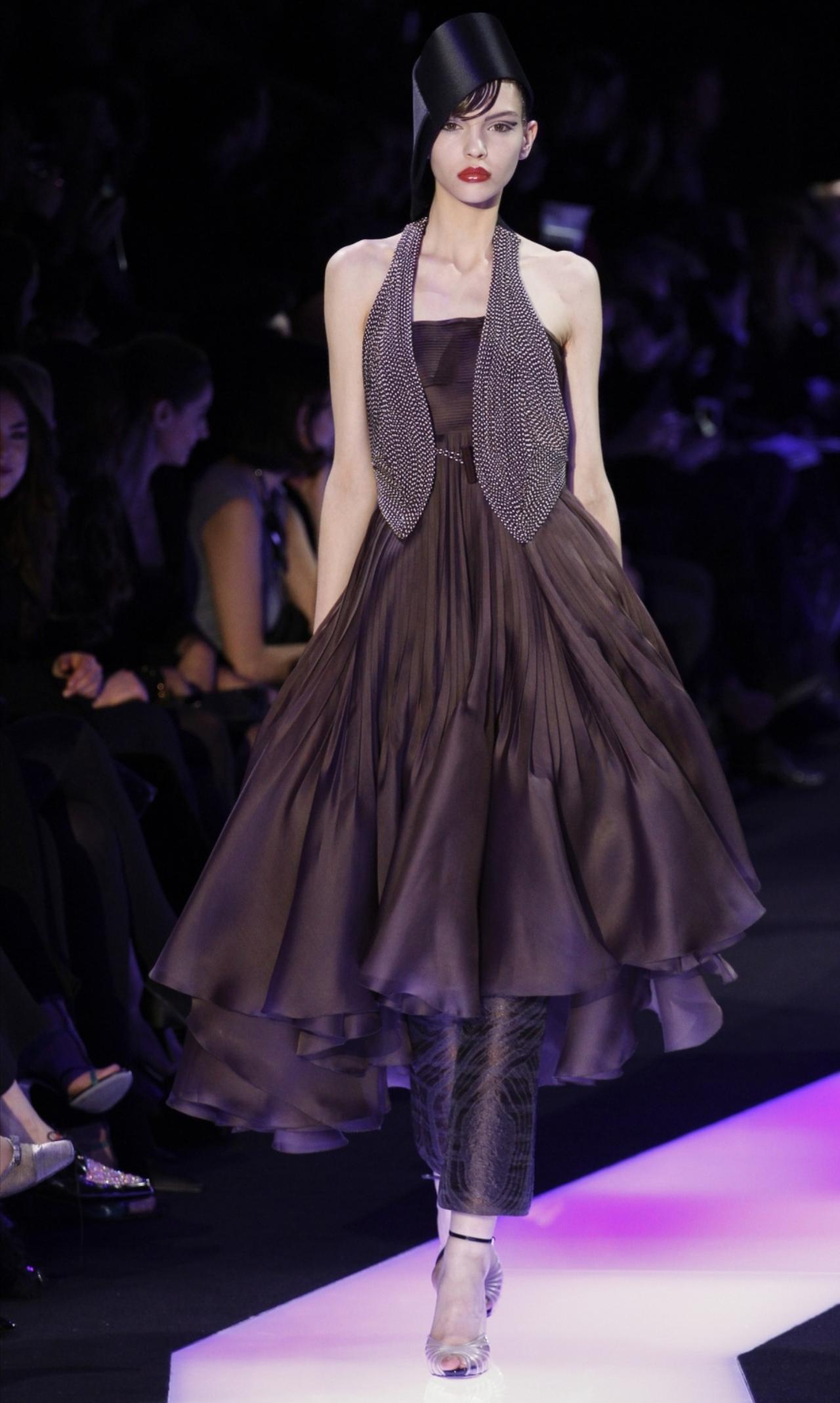 Giorgio Armani 2013春夏高定系列，将阔脚裤的优雅推向了极致。几