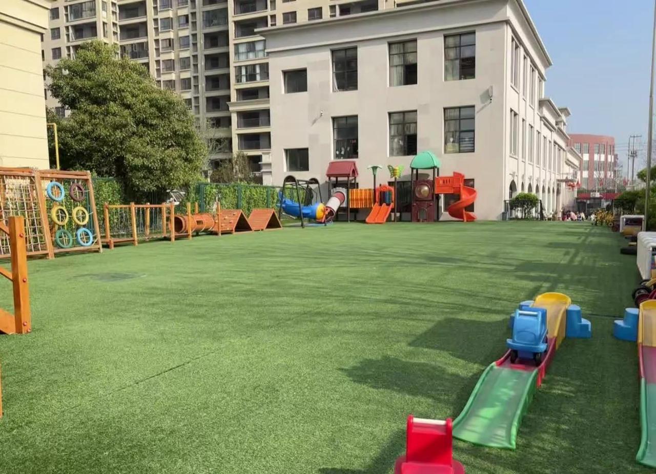 春满人间，万物可期。龙湖幼教·龙湖世纪城幼儿园邀您一同赴约四月，守护童心，向阳而