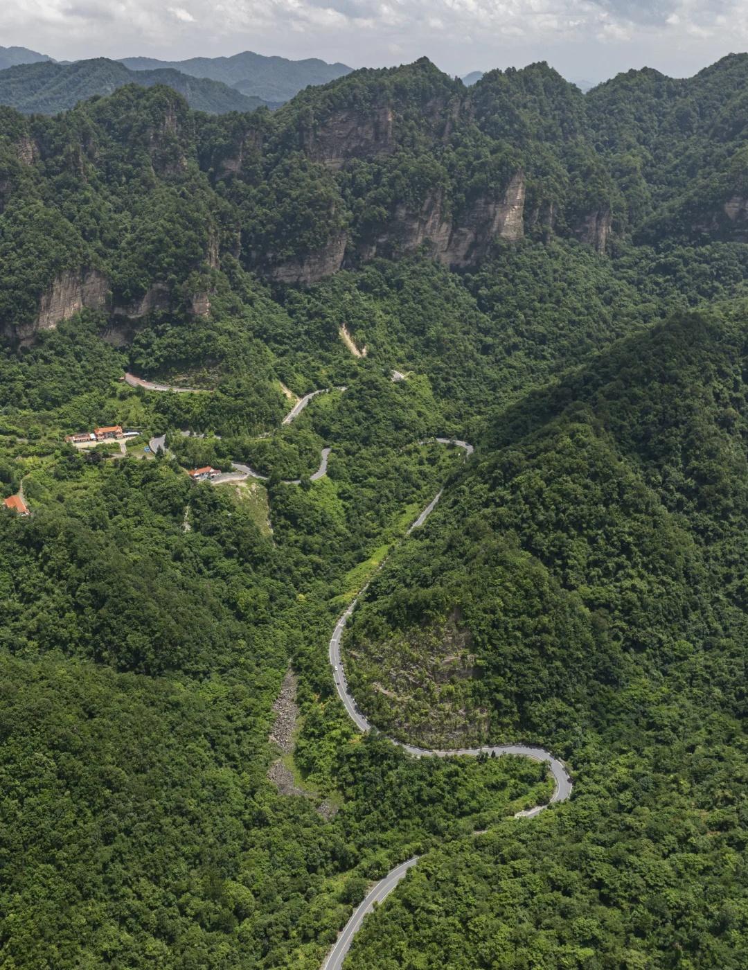 藏在山谷里的G209
十堰房县柳树垭盘山公路山谷里的时光 山野自然之美 藏在山里