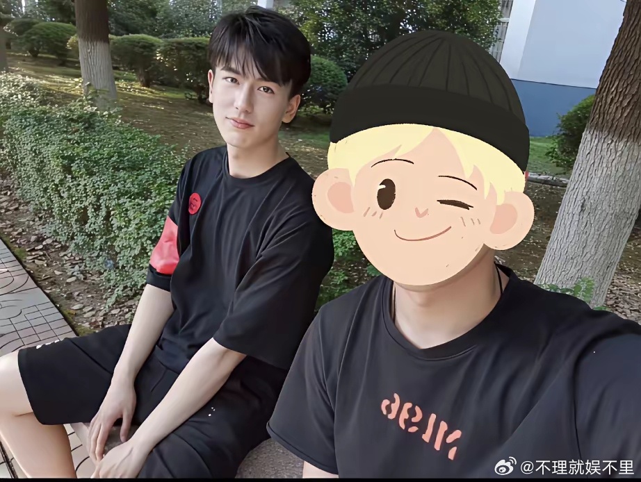 这是大学期间，张凌赫和室友的一张合影，不得不说星探真有眼光，确实和普通人不是一个