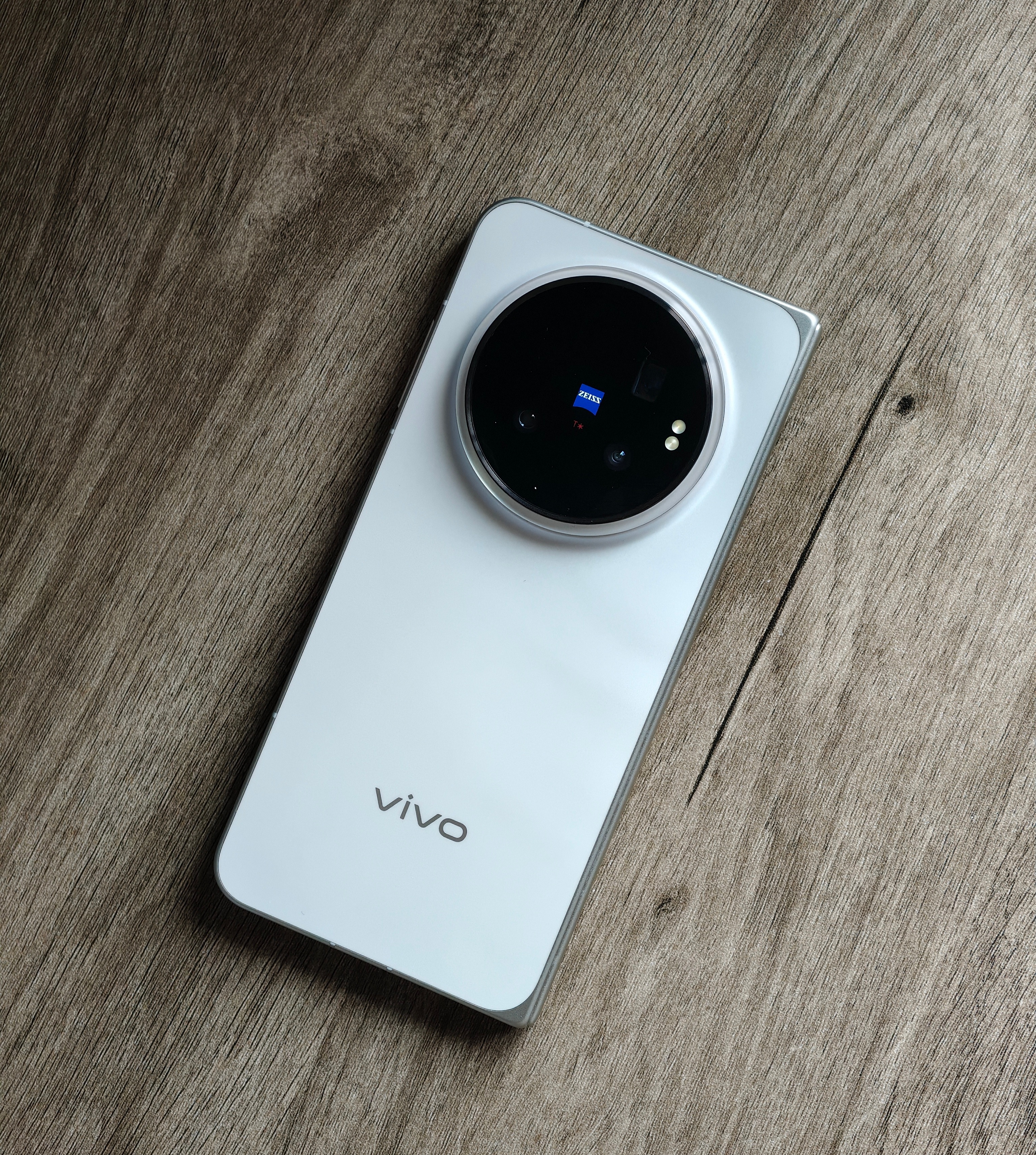 我们拿到的是vivo X Fold6盐湖配色，详细体验等发布会后聊