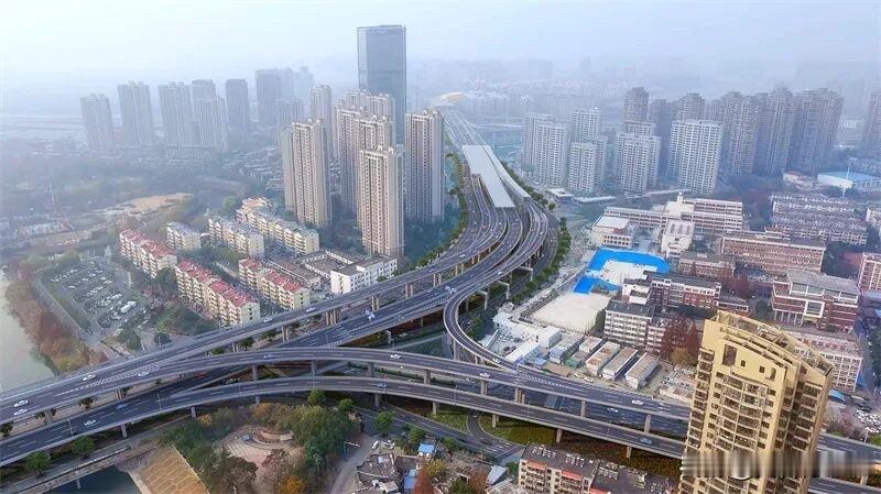 合肥一环路，与四里河路交口立交桥！
这个效果图看来，是对这个路口进行大改，一环路
